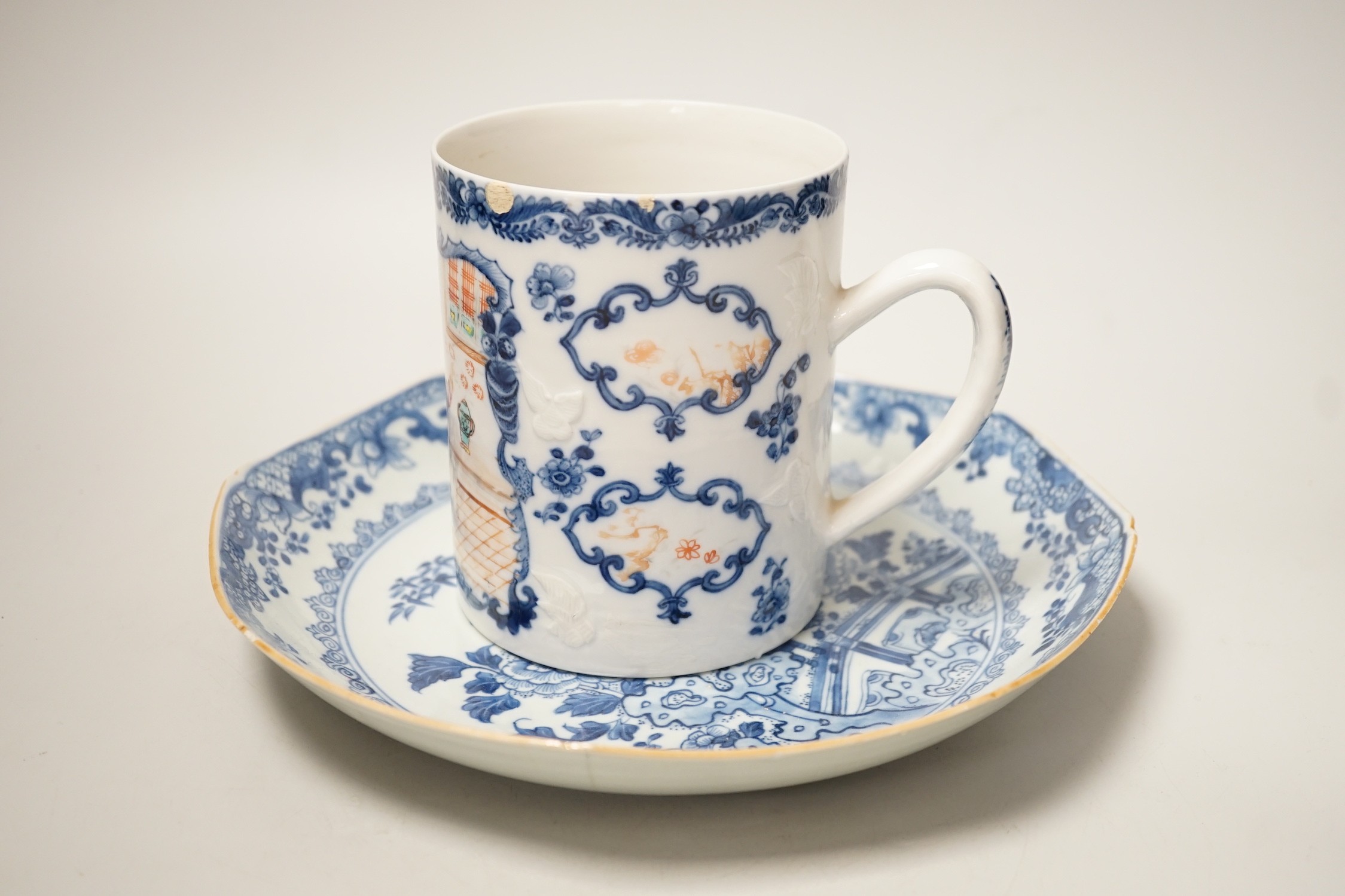 A Chinese Export famille rose tankard, 13cm tall, together with a Chinese blue and white plate, both 18th century
